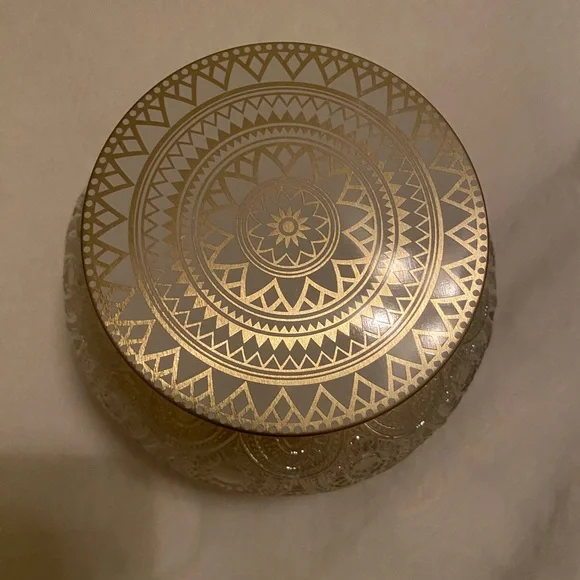 Vanilla Cashmere Scented Candle - Decorative Iridescent Jar - Picture 5 of 6